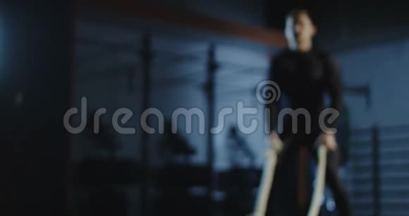 运动员在体育馆里用粗绳锻炼身体视频的预览图