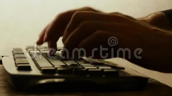 一只人类的手在键盘上打字视频的预览图