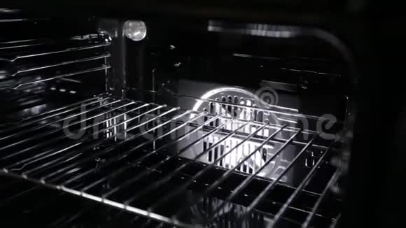 黑色时尚和现代燃气灶对流特写内景烤架视频的预览图
