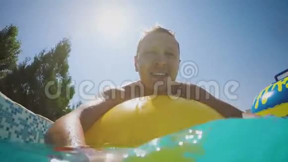 一个人在水上公园的气垫上缓慢地漂浮着视频的预览图