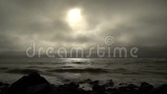 黑云的晚海海岸视频的预览图