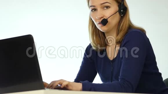 在呼叫中心工作的员工耳机电话营销妇女在求助热线上交谈慢动作视频的预览图