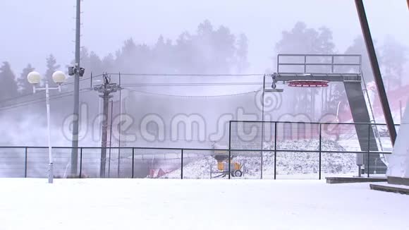 雪炮把雪洒在滑雪坡上视频的预览图