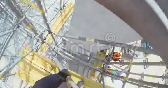 一名建筑工人在桥梁施工现场拍摄的POV照片视频的预览图