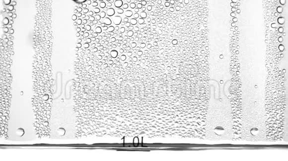 冷凝水顺着玻璃流下来闭合慢动作视频的预览图