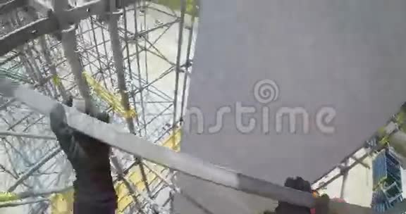 一名建筑工人在桥梁施工现场拍摄的POV照片视频的预览图