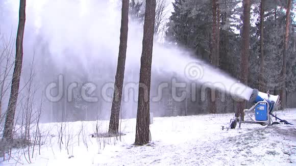 雪炮把雪洒在滑雪坡上视频的预览图
