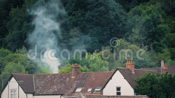 从农村地区的房屋冒出的烟雾视频的预览图