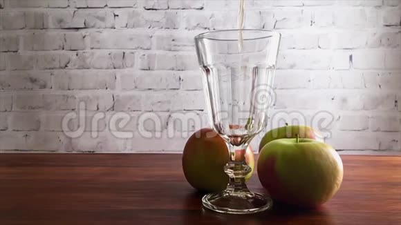 在玻璃杯中倒入新鲜苹果汁慢动作高清视频视频的预览图