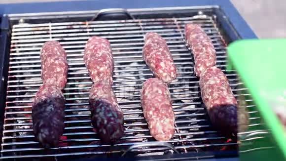 在火烤架上烹饪美味多汁的肉牛排视频的预览图