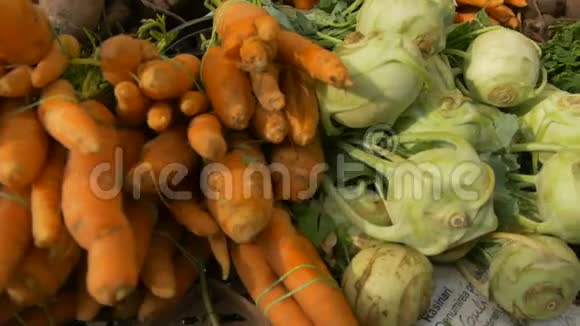 市场上的新鲜蔬菜食品视频的预览图