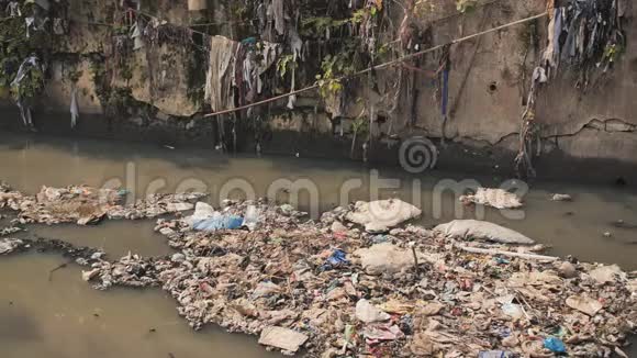 达拉维贫民窟的脏河孟买印度视频的预览图