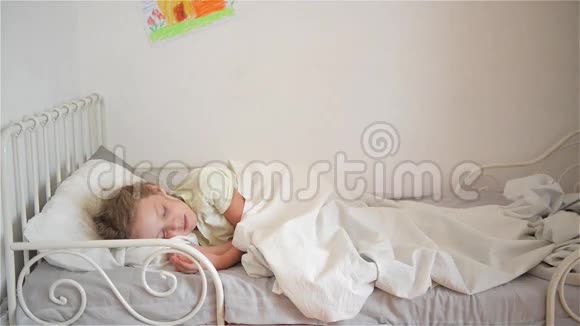 男孩扔一个枕头给睡觉的女孩开心的笑着哥哥和姐姐打一个枕头视频的预览图