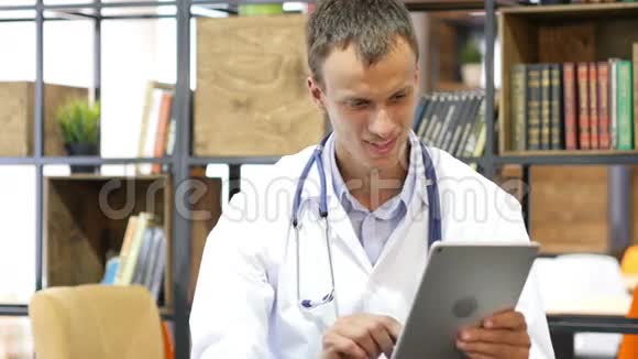 男医生与病人通过平板电脑进行会议在线咨询视频的预览图