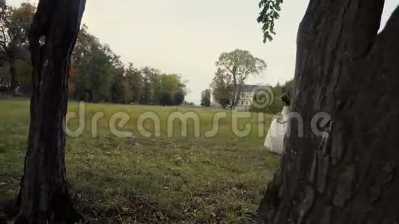 美丽的新娘在公园里奔跑视频的预览图