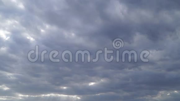 飞机在多云的天空中飞行视频的预览图