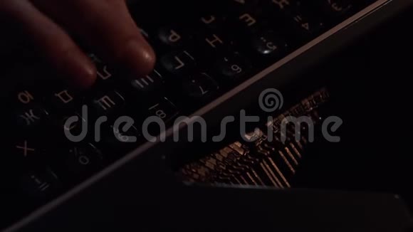 手在老式打字机上打字用旧打字机合上打字的人打字员视频的预览图