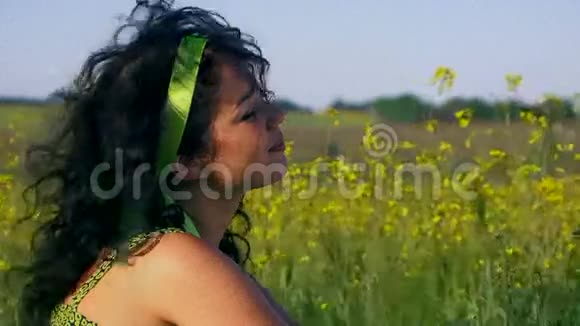 可爱的女士在草地上做梦视频的预览图