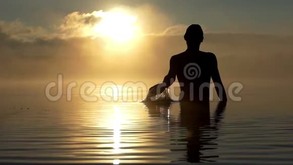 夕阳西下年轻人在一个湖中掀起一股水流视频的预览图