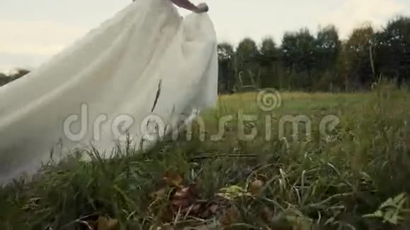 美丽的新娘在公园里奔跑视频的预览图