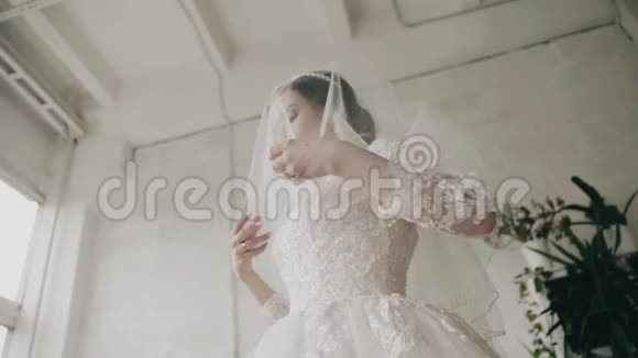 女孩轻轻地慢慢地从脸上摘下婚纱视频的预览图