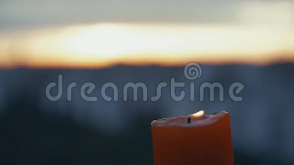 烛光在右角模糊的日落景色后面视频的预览图