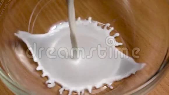 按处方配制牛奶倒入盘中动作慢特写视频的预览图