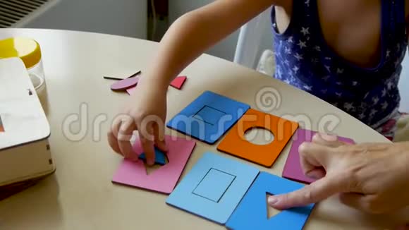 自闭症儿童拼图特写视频的预览图