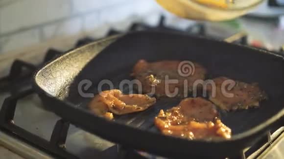 在烤架上靠近煎肉在4K内倒入酱汁视频的预览图