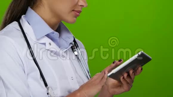 穿着白色外套在平板电脑上工作的医务工作者视频的预览图