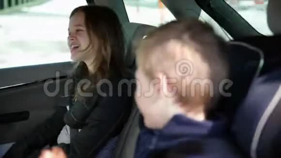 中镜头的妹妹和弟弟非常好玩在车后座视频的预览图