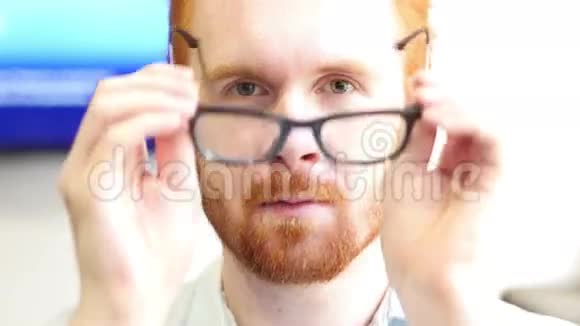 上班时戴眼镜的严肃男人特写视频的预览图
