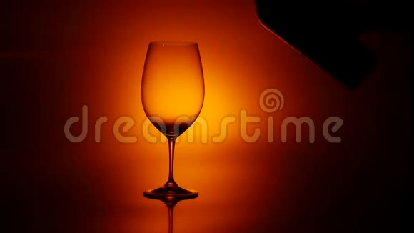 红酒倒在杯子里黑暗缓慢视频的预览图