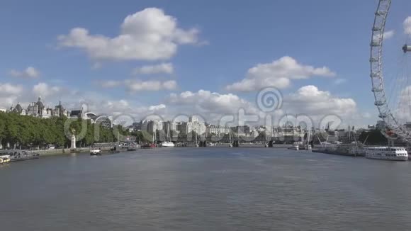 时光流逝泰晤士河上空美丽的云彩视频的预览图