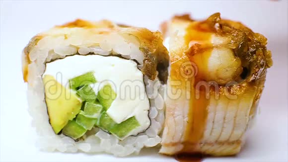 厨师在美味的寿司卷中加入了桑拿和芝麻在白色上射了宏豪华餐厅菜日本菜视频的预览图