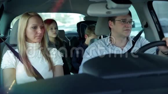 家庭驾驶汽车借助手机寻找位置视频的预览图