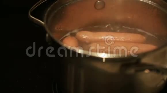 在热水中煮香肠视频的预览图