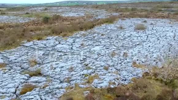 爱尔兰Burren的典型石地空中无人机飞行视频的预览图