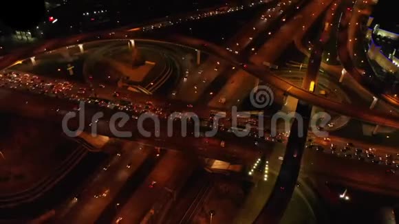 4K高速公路立交的鸟瞰图夜间繁忙的城市交通在道路上超速行驶连接网络视频的预览图