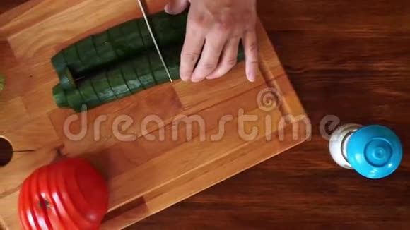 女人在木板上切黄瓜做沙拉顶视高清视频视频的预览图