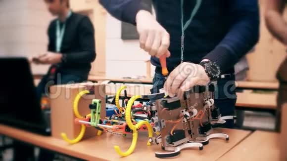 年轻人修理DIY机器人4K视频视频的预览图