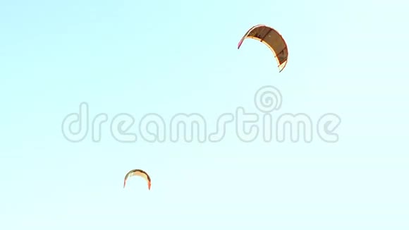 风筝翅膀飞过天空视频的预览图