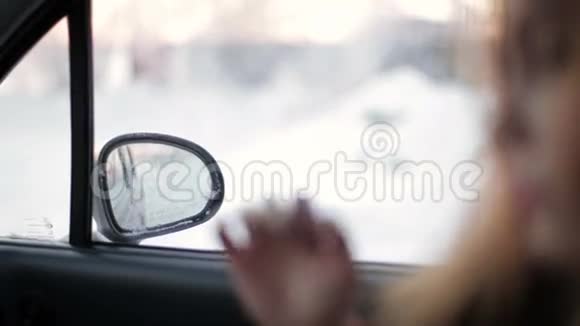 漂亮的年轻女孩坐在车里露出头发视频的预览图