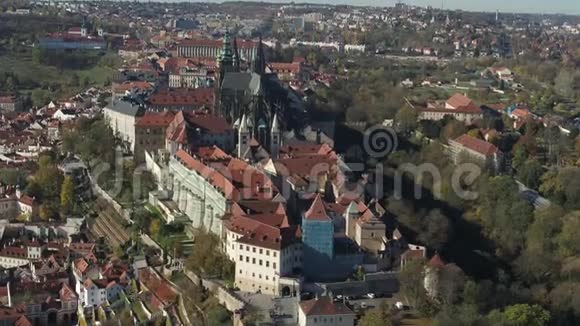 布拉格无人机空中布拉格城堡视频的预览图