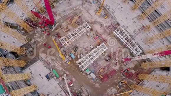 在夏季建造中的运动体育场的惊人空中拍摄无人机正在飞行视频的预览图