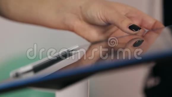 女孩用平板电脑触摸屏工作视频的预览图