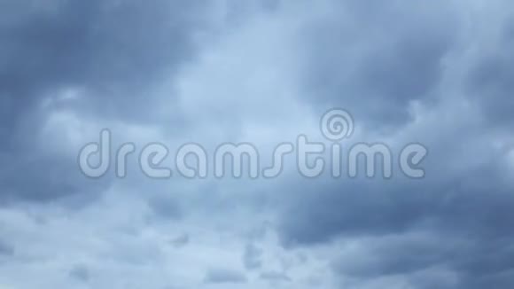 暴雨云团在暴雨天空中的时间推移视频的预览图