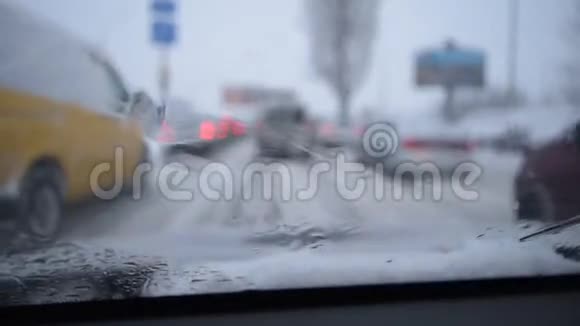 雪城路上的挡风玻璃散焦景观视频的预览图