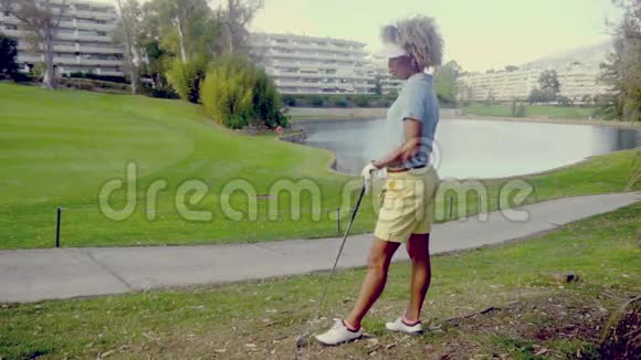 时髦的年轻女子高尔夫球手站在等待视频的预览图