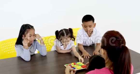 亚洲老师和学生玩几何积木视频的预览图
